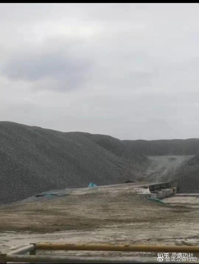 海陽(yáng)市郭城鎮(zhèn)無(wú)名石料場(chǎng)揚(yáng)塵污染嚴(yán)重